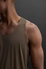 Musculosa deportiva negra de tejido ligero y elástico con zonas perforadas para mayor transpirabilidad, cuello redondo amplio, sisa con acabados termofijados, bajo con aberturas laterales y logo estampado reflectante en la espalda. Zara Athleticz.