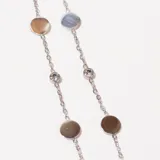 Par de caravanas colgantes plateadas con cierre de tuerca, formadas por una cadena fina con dijes circulares de nácar y cristales engarzados.