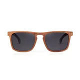 Lentes de sol con montura cuadrada de madera color marrón y lentes grises.