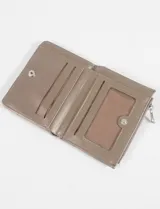 Billetera pequeña color rojo ladrillo con diseño matelaseado en forma de rombos y logo metálico plateado en la esquina inferior. Tiene cierre superior y compartimentos internos.