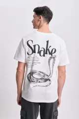 Remera blanca de manga corta con estampa en la espalda que incluye el texto "Snake Club" y la ilustración de una cobra.