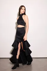 Top negro de tafeta con escote halter, volados en el cuello, espalda baja y cierre con botones.