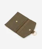 Billetera pequeña color verde oliva, confeccionada en cuero sintético, con cierre de solapa con broche metálico dorado en forma de "D".