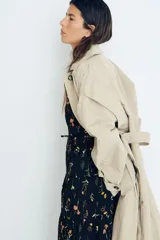 Vestido largo de algodón negro con estampado de flores pequeñas en tonos rosa y amarillo. Tiene cuello mao, mangas globo cortas, cinturón fino extraíble y falda acampanada con fruncido escalonado.