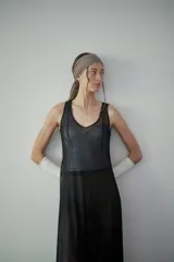 Vestido largo negro de microtul con breteles finos y corte evasé.