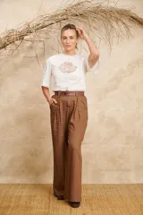 Camisa blanca de manga corta con aplicaciones de guipur en el frente y las mangas.