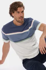 Remera manga corta con diseño a rayas horizontales en tonos beige, azul, verde y salmón.