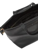 Cartera tipo tote de cuero sintético negro con acabado granulado. Posee dos asas superiores y una correa cruzada ajustable con inscripción de la marca. Cuenta con cierre de cremallera y bolsillo interior con cremallera.