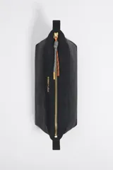 Neceser rosado de nylon con estructura blanda, tamaño grande, tirador con pieza de piel, logo metálico BIMBA Y LOLA, acabados metálicos, bolsillo interior y cierre con cremallera.