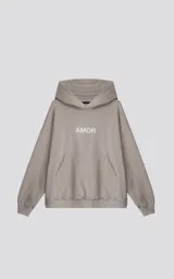 Buzo con capucha color beige, con costuras expuestas, calce oversize crop y la palabra "AMOR" estampada en el pecho.
