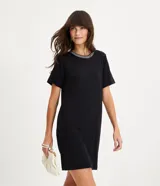 Vestido corto negro de viscosa con mangas cortas y cuello redondo de punto en color blanco y gris.