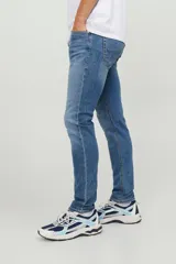 Jean de cinco bolsillos color azul, con tejido de sarga y diseño clásico, tipo slim fit.