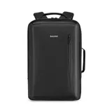 Mochila negra de poliéster impermeable, con capacidad de 23 litros y espacio para dos portátiles de hasta 17,3 pulgadas. Cuenta con tres bolsillos interiores, un bolsillo trasero oculto y un cinturón para sujetar a valija.