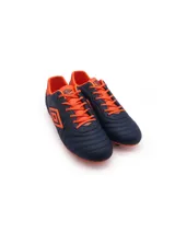 Championes de fútbol Umbro Touch FG, color blanco con detalles en naranja.
