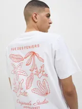 Camiseta blanca de algodón con elastano, cuello redondo, manga corta y calce regular. Estampa en la espalda con la frase "RUE DES FENIERS" y un diseño de motivos marinos en color rojo.