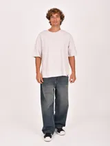 Remera negra de manga corta, con cuello redondo y corte holgado.