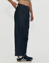 Pantalón de denim azul oscuro, corte recto, con bolsillos laterales y traseros.