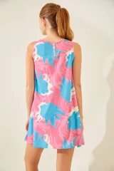 Vestido corto sin mangas con estampado floral en tonos rosa, celeste y blanco.