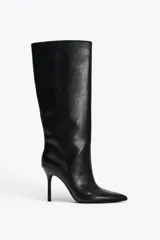 Bota negra de caña alta y corte recto, con puntera fina y tacón de aguja.