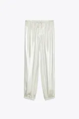 Pantalón bombacho plateado de tiro medio con cintura elástica ajustable con cordones y puños elásticos.