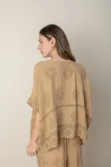 Blusa italiana suelta de lino color crudo con estampado al tono.