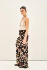 Pantalón de seda con viscosa, estampado con motivos geométricos en tonos marrones, beige y rojo. De calce recto y fluido, con cintura elastizada.