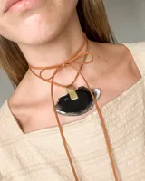 Collar con piedra natural de forma irregular, sostenida por un cordón de cuero de 140 cm.