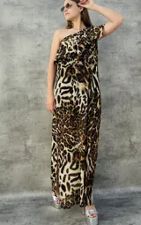 Vestido largo con un hombro, en estampado animal print en tonos marrones y dorados.