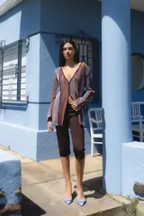 Saco tejido con lurex a rayas verticales en tonos marrón, blanco y borgoña, con escote en V y botones en la parte delantera.