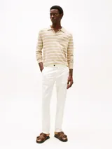 Sandalias marrones de cuero con doble tira y hebillas metálicas plateadas con el logo de Tommy Hilfiger.