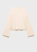 Sweater color crema de tejido de punto trenzado, con cuello redondo y mangas acampanadas.