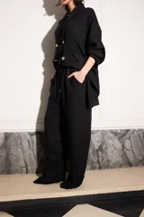 Pantalón holgado negro de lino con cintura elástica y cordones.