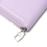 Billetera violeta de cuero sintético con cierre perimetral, logo metálico plateado y múltiples compartimentos internos.