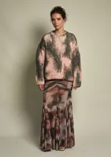 Sweater de lana tejido a mano con diseño tie-dye en tonos rosa y gris, de calce holgado con cuello a la base y puños ajustados.