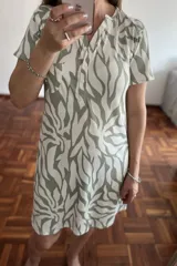 Camisón corto con estampado abstracto en tonos blanco y verde, cuello en V con botones y bolsillo en el pecho.