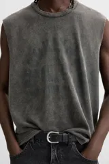 Musculosa gris con efecto lavado, cuello redondo y sisa ancha.