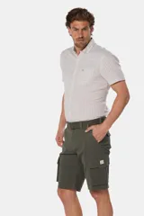 Bermuda cargo gris con cinturón, confeccionada en tejido de algodón con elasticidad, con bolsillos laterales y detalles en bolsillos traseros con solapa.