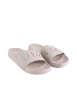 Ojotas Umbro color gris claro con logo verde en la tira.