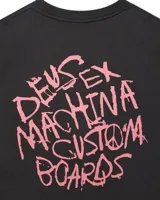 Remera gris de manga corta con cuello redondo y estampado en el pecho con el logo de Deus Ex Machina y la frase "Custom Boards".