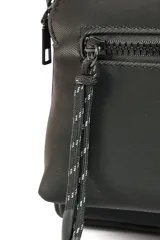 Bandolera color celeste con correa ajustable de cuero vegano y cierre de cremallera.