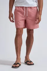 Short de baño rosado con cordón ajustable en la cintura.