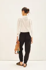 Pantalón negro de corte holgado con bolsillos laterales y en las piernas, cintura elástica y ruedo con elástico interno.
