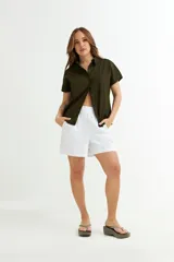 Camisa gris sin mangas de lino con cuello clásico y cierre frontal con botones.