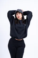 Buzo negro de corte oversized con diseño minimalista.