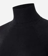 Blusa de punto color blanco, con cuello alto, manga larga y diseño liso.