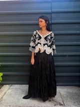 Camisa negra con detalles de crochet color crema, escote en V y mangas 3/4.