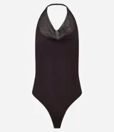 Body color marrón oscuro, de frente única, confeccionado en tul con escote drapeado (degagê) y espalda abierta. Tiene cierre en la entrepierna y forro.