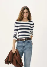 Remera ajustada de manga larga color crema con rayas horizontales finas color ladrillo.