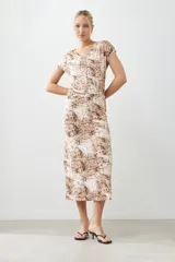 Maxi falda con estampado animal print en tonos beige y marrón.