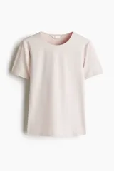 Remera rosa pálido de manga corta, corte ajustado y cuello redondo.